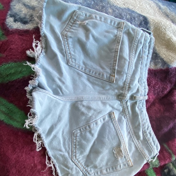 Ripped Jean shorts - Picture 3 of 3